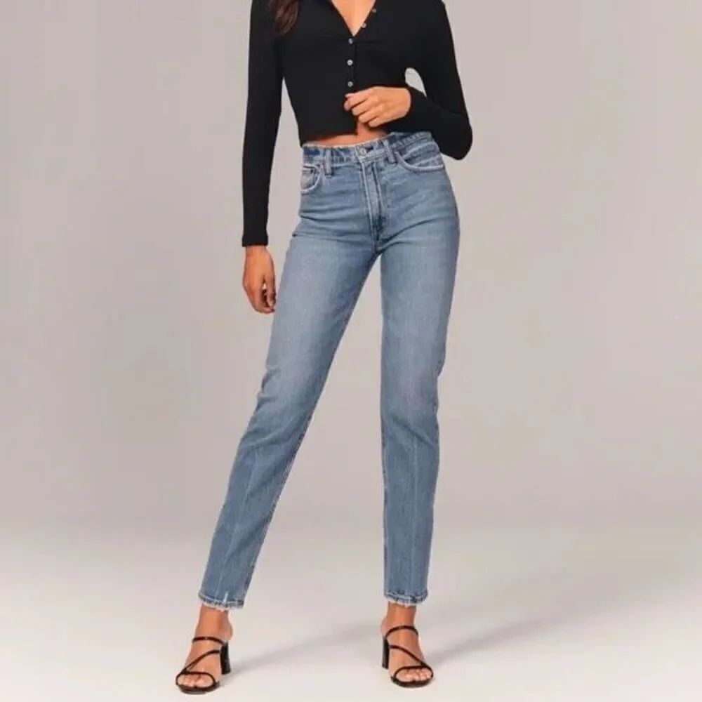 ✨Abercrombie & Fitch High Rise Mom Sz 10 Short Jeans✨